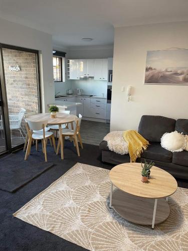 Central Cronulla Apartment Nestled in the Treetops in Cronulla Central Cronulla Apartment Nestled in the Treetops in Cronulla