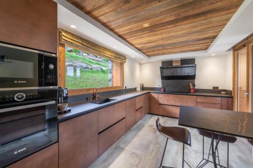 Konyha, Le Cheval Blanc Luxe, skis aux pieds, jacuzzi, hammam, salle de cinéma (Le Cheval Blanc Luxe, skis aux pieds, jacuzzi, hammam, salle de cinema) in Le Raffort Konyha, Le Cheval Blanc Luxe, skis aux pieds, jacuzzi, hammam, salle de cinéma (Le Cheval Blanc Luxe, skis aux pieds, jacuzzi, hammam, salle de cinema) in Le Raffort