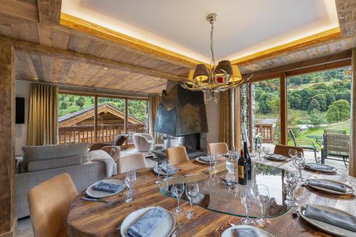 Le Cheval Blanc Luxe, skis aux pieds, jacuzzi, hammam, salle de cinéma (Le Cheval Blanc Luxe, skis aux pieds, jacuzzi, hammam, salle de cinema) in Le Raffort Le Cheval Blanc Luxe, skis aux pieds, jacuzzi, hammam, salle de cinéma (Le Cheval Blanc Luxe, skis aux pieds, jacuzzi, hammam, salle de cinema) in Le Raffort