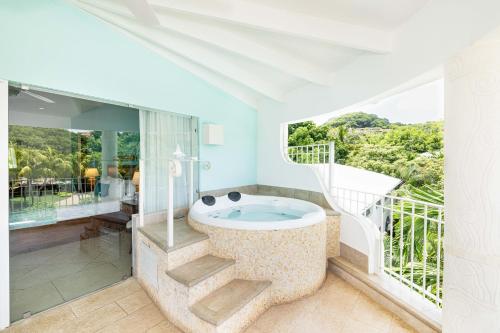 Hot tub, Hotel Tamarindo Diria Beach Resort in Tamarindo Hot tub, Hotel Tamarindo Diria Beach Resort in Tamarindo