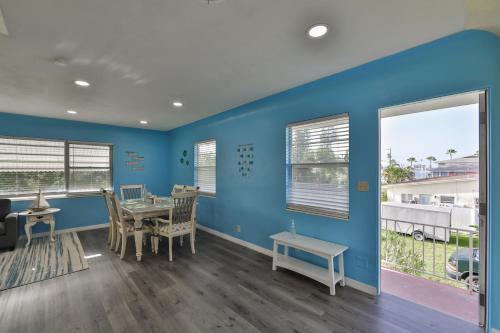 Lovely vacation home 1 block from beach & downtown Gulfport in Gulfport (FL) Lovely vacation home 1 block from beach & downtown Gulfport in Gulfport (FL)