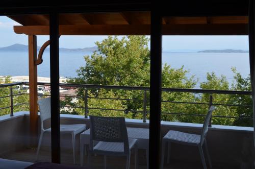 شرفة/ تراس, Ada Palas Otel in West Marmara Region شرفة/ تراس, Ada Palas Otel in West Marmara Region