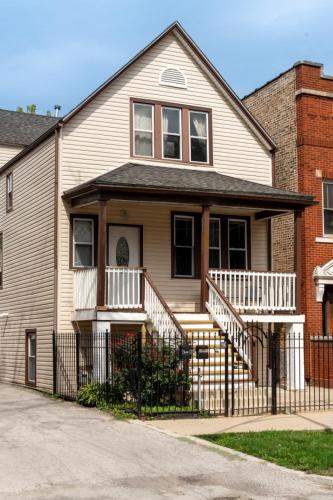Flexhome Logan Square Duplex 3BR Apt S2 in Logan Square Flexhome Logan Square Duplex 3BR Apt S2 in Logan Square