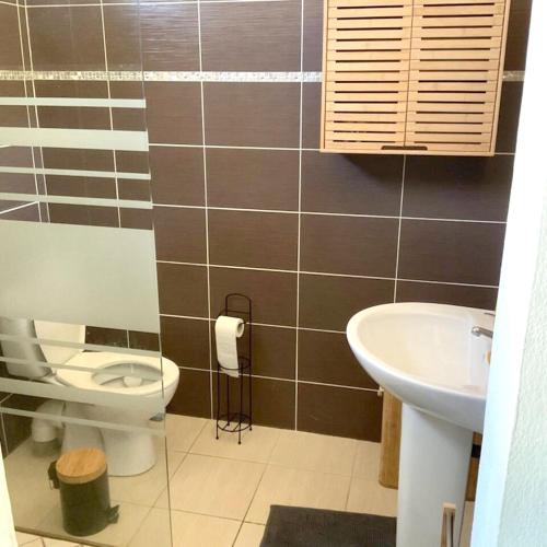 Bathroom, Maison elegante au Moule avec terrasse ensoleillee in Le Moule Bathroom, Maison elegante au Moule avec terrasse ensoleillee in Le Moule