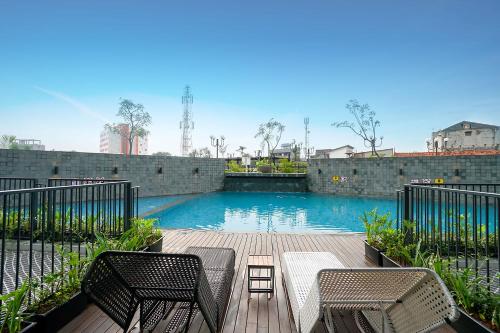 Swimming pool, THE 1O1 Jakarta Airport CBC in Soekarno-Hatta International Airport Swimming pool, THE 1O1 Jakarta Airport CBC in Soekarno-Hatta International Airport