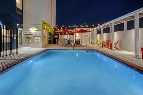 Zwembad, Home2 Suites by Hilton Garden Grove Anaheim in Garden Grove Zwembad, Home2 Suites by Hilton Garden Grove Anaheim in Garden Grove