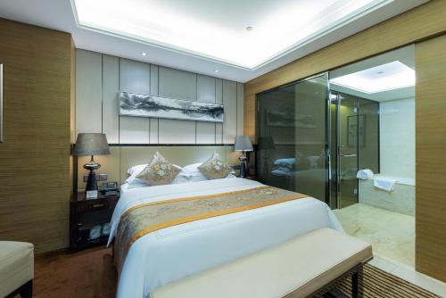Deluxe Queen Room image 8