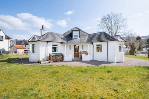 Cosy Hygge/ Scottish themed home by Loch Ness