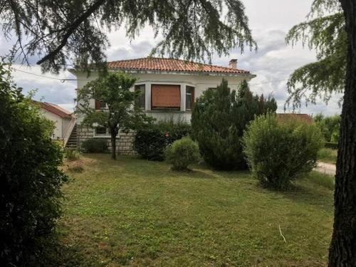 Maison 8 P. Bien situé. Entrée et sortie facile. (Maison 8 P. Bien situe. Entree et sortie facile.) near Angoulême-Cognac International Airport Maison 8 P. Bien situé. Entrée et sortie facile. (Maison 8 P. Bien situe. Entree et sortie facile.) near Angoulême-Cognac International Airport