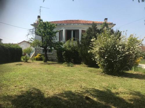 Maison 8 P. Bien situé. Entrée et sortie facile. (Maison 8 P. Bien situe. Entree et sortie facile.) near Angoulême-Cognac International Airport Maison 8 P. Bien situé. Entrée et sortie facile. (Maison 8 P. Bien situe. Entree et sortie facile.) near Angoulême-Cognac International Airport