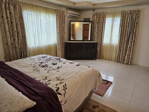 The Green Palms Getaway, Palmiste, San Fernando - 6 BR 4 Bath 12 guests in San Fernando The Green Palms Getaway, Palmiste, San Fernando - 6 BR 4 Bath 12 guests in San Fernando
