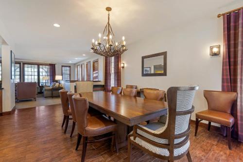 Four-Bedroom Apartment image 5