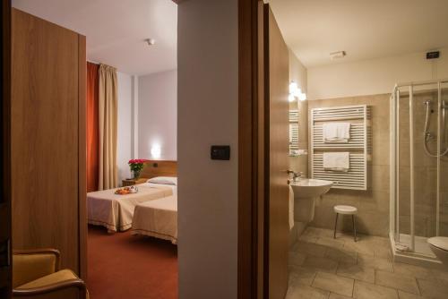 Fürdőszoba, Hotel Lux in Alessandria Fürdőszoba, Hotel Lux in Alessandria