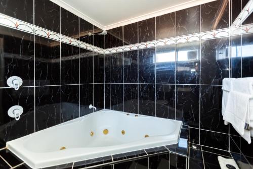 Fürdőszoba, Elkira Motel in Alice Springs Fürdőszoba, Elkira Motel in Alice Springs