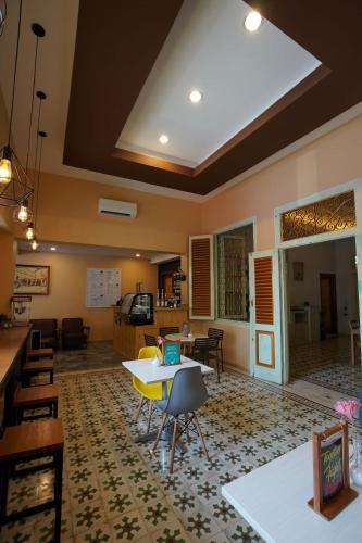 Restaurant, BELVA huis near Mount Bunder Restaurant, BELVA huis near Mount Bunder