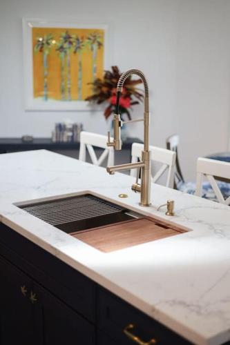 Kitchen, Leisure Beach Ocean Retreat in Dunmore Town Kitchen, Leisure Beach Ocean Retreat in Dunmore Town