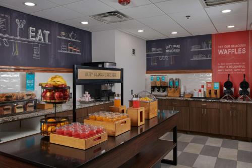 Food and beverages, Hampton Inn Atlanta NW Cumberland in Vinings Food and beverages, Hampton Inn Atlanta NW Cumberland in Vinings