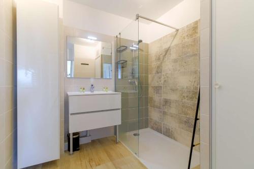 샤워실, SELECT'soHOME - Appartement face à la mer avec piscine à Bormes-les-mimosas - CAPNAT-C04 (SELECT'soHOME - Appartement face a la mer avec piscine a Bormes-les-mimosas - CAPNAT-C04) in 보르므 레 미모사 샤워실, SELECT'soHOME - Appartement face à la mer avec piscine à Bormes-les-mimosas - CAPNAT-C04 (SELECT'soHOME - Appartement face a la mer avec piscine a Bormes-les-mimosas - CAPNAT-C04) in 보르므 레 미모사