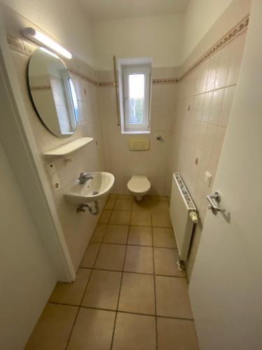 Es ist eine sehr schöne Haus mit 3 Zimmer Und Garten,Carports für 2 Autos (Es ist eine sehr schone Haus mit 3 Zimmer Und Garten,Carports fur 2 Autos) in Raunheim Es ist eine sehr schöne Haus mit 3 Zimmer Und Garten,Carports für 2 Autos (Es ist eine sehr schone Haus mit 3 Zimmer Und Garten,Carports fur 2 Autos) in Raunheim