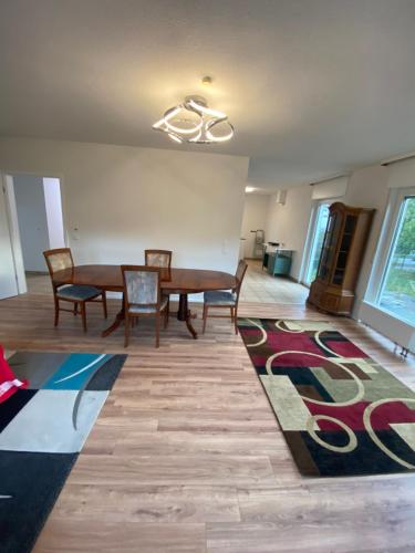 Es ist eine sehr schöne Haus mit 3 Zimmer Und Garten,Carports für 2 Autos (Es ist eine sehr schone Haus mit 3 Zimmer Und Garten,Carports fur 2 Autos) in Raunheim Es ist eine sehr schöne Haus mit 3 Zimmer Und Garten,Carports für 2 Autos (Es ist eine sehr schone Haus mit 3 Zimmer Und Garten,Carports fur 2 Autos) in Raunheim
