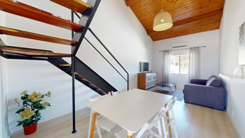 ห้องส่วนกลางสำหรับนั่งเล่น/ดูทีวี, AZORES PEDRA APARTMENTS - T0 e T1 in เซาร็อก ห้องส่วนกลางสำหรับนั่งเล่น/ดูทีวี, AZORES PEDRA APARTMENTS - T0 e T1 in เซาร็อก