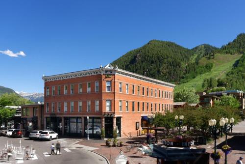 Exterior view, Independence Square 305, Remodeled, 3rd Floor Hotel Room in Aspen's Best Location in Aspen (CO) Exterior view, Independence Square 305, Remodeled, 3rd Floor Hotel Room in Aspen's Best Location in Aspen (CO)