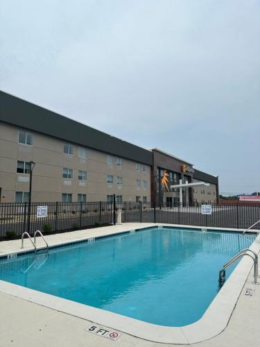 Swimming pool, La Quinta Inn by Wyndham Columbia NE/Fort Jackson in Columbia (SC) Swimming pool, La Quinta Inn by Wyndham Columbia NE/Fort Jackson in Columbia (SC)