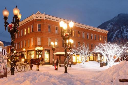 Exterior view, Independence Square 311, Best Location! Hotel Room with Rooftop Hot Tub in Aspen in Aspen (CO) Exterior view, Independence Square 311, Best Location! Hotel Room with Rooftop Hot Tub in Aspen in Aspen (CO)