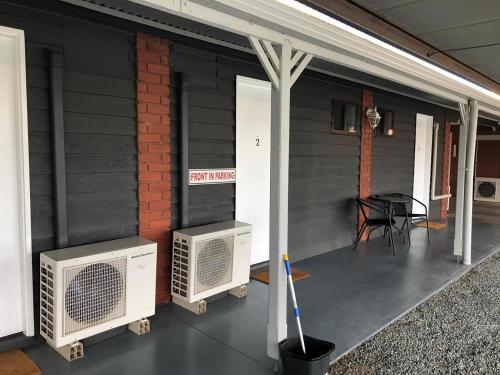 Exterior view, Country Roads Motor Inn in West Wyalong Exterior view, Country Roads Motor Inn in West Wyalong