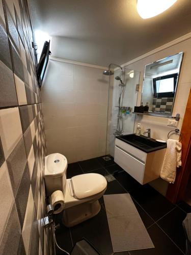 Salle de bain, Cedar Scent Guesthouse in Batroun Salle de bain, Cedar Scent Guesthouse in Batroun
