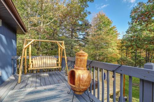 Hot Tub, Fire Pit and Barrel Sauna Poconos Abode in 에메랄드 레이크 Hot Tub, Fire Pit and Barrel Sauna Poconos Abode in 에메랄드 레이크