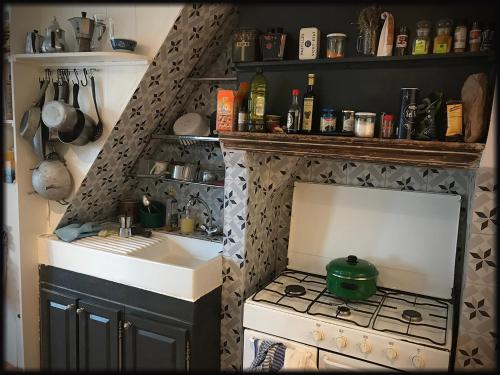 Maisonnette art déco (Maisonnette art deco) in Saint Sauves D'Auvergne Maisonnette art déco (Maisonnette art deco) in Saint Sauves D'Auvergne