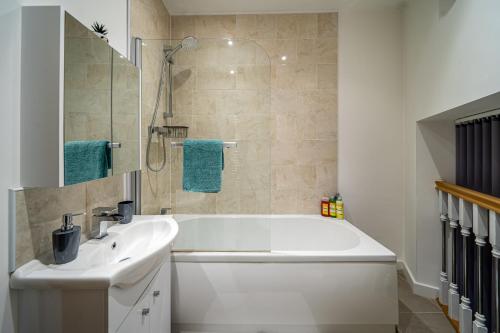 Fürdőszoba, 2-Bedroom Cozy Hideaway Close to Hollingworth Lake in Milnrow in Rochdale Fürdőszoba, 2-Bedroom Cozy Hideaway Close to Hollingworth Lake in Milnrow in Rochdale