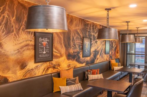 Bar/Lounge, Distill Inn in Bardstown (KY) Bar/Lounge, Distill Inn in Bardstown (KY)