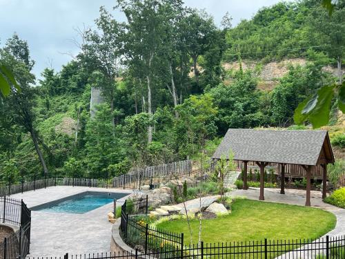 Фасада на хотела, Fox Den, 2 Bedrooms, Sleeps 4, Whirlpool Tub, Deck, Yard, Hot Tub in Pittman Center Фасада на хотела, Fox Den, 2 Bedrooms, Sleeps 4, Whirlpool Tub, Deck, Yard, Hot Tub in Pittman Center