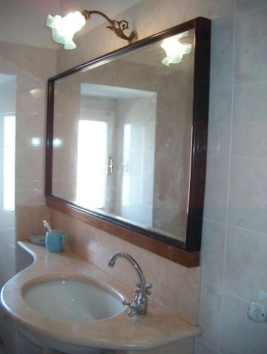 Bathroom, Palazzo Polini-Fioretti Apartment in Carassai Bathroom, Palazzo Polini-Fioretti Apartment in Carassai
