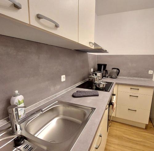 Kitchen, Moderne Wohnung mit Vollausstattung in ruhiger Lage, W-LAN in Großröhrsdorf Kitchen, Moderne Wohnung mit Vollausstattung in ruhiger Lage, W-LAN in Großröhrsdorf