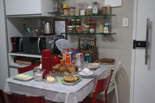 طعام و مشروبات, PEQUENO QUARTO individual-PERTO DO CENTRO DE CONVENÇÕES- RECIFE - ventilador,TV,mesa de trabalho (PEQUENO QUARTO individual-PERTO DO CENTRO DE CONVENCOES- RECIFE - ventilador,TV,mesa de trabalho) in Espinheiro طعام و مشروبات, PEQUENO QUARTO individual-PERTO DO CENTRO DE CONVENÇÕES- RECIFE - ventilador,TV,mesa de trabalho (PEQUENO QUARTO individual-PERTO DO CENTRO DE CONVENCOES- RECIFE - ventilador,TV,mesa de trabalho) in Espinheiro