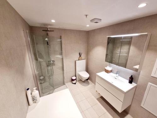 Bathroom, Private room in shared Modern Apartment - Oslo Hideaway in Sagene Bathroom, Private room in shared Modern Apartment - Oslo Hideaway in Sagene