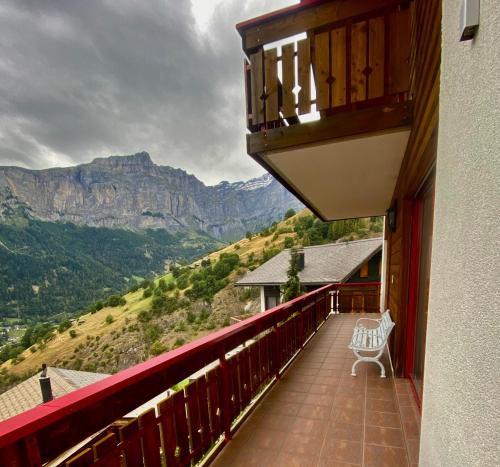 Erkély/terasz, Chalet Kristall 4 1/2 Zimmer-Maisonetten-Haus in Albinen Erkély/terasz, Chalet Kristall 4 1/2 Zimmer-Maisonetten-Haus in Albinen