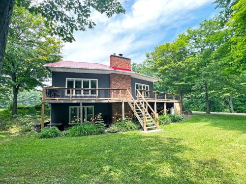 Forest Retreat - Pool - Games - Fireside Joy in Cayuga (ON) Forest Retreat - Pool - Games - Fireside Joy in Cayuga (ON)