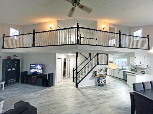 Forest Retreat - Pool - Games - Fireside Joy in Cayuga (ON) Forest Retreat - Pool - Games - Fireside Joy in Cayuga (ON)