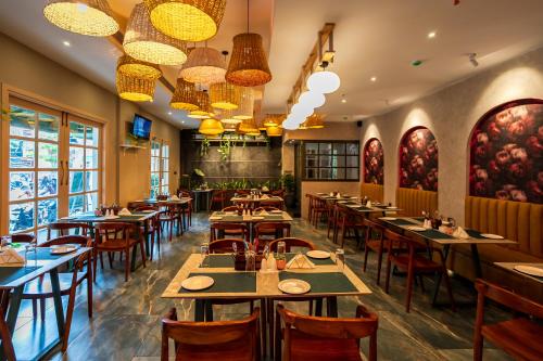 Restaurant, De Fleur Hotel in Pondicherry Restaurant, De Fleur Hotel in Pondicherry