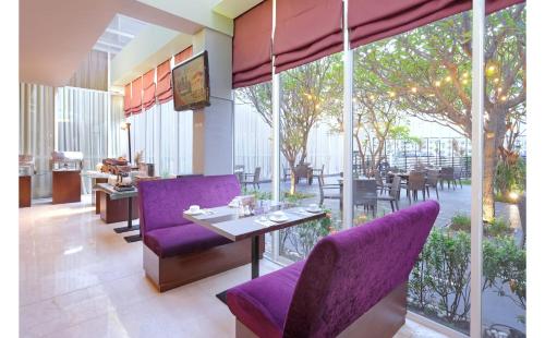 Restaurant, Quest Hotel Simpang Lima - Semarang by ASTON in Semarang Restaurant, Quest Hotel Simpang Lima - Semarang by ASTON in Semarang