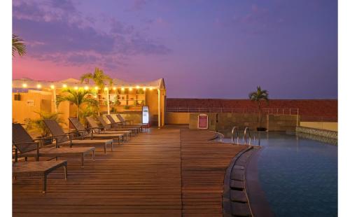 Swimming pool, Quest Hotel Simpang Lima - Semarang by ASTON in Semarang Swimming pool, Quest Hotel Simpang Lima - Semarang by ASTON in Semarang