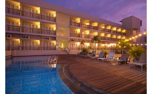 Swimming pool, Quest Hotel Simpang Lima - Semarang by ASTON in Semarang Swimming pool, Quest Hotel Simpang Lima - Semarang by ASTON in Semarang