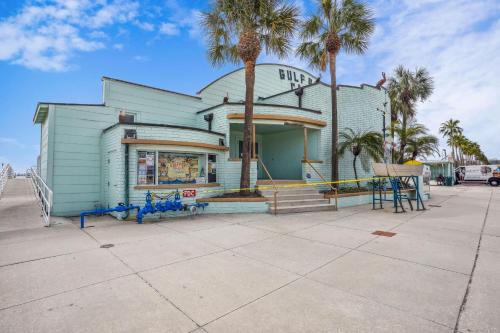 Beach Quarters #4 in Gulfport (FL) Beach Quarters #4 in Gulfport (FL)