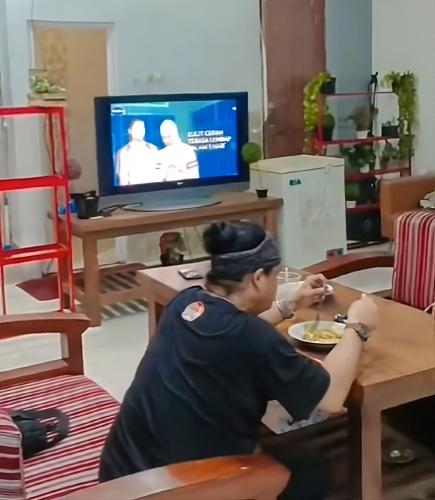 Shared lounge/TV area, Rubikz Hostel & Cafe in Surabaya Shared lounge/TV area, Rubikz Hostel & Cafe in Surabaya