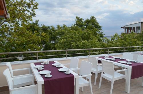 شرفة/ تراس, Ada Palas Otel in West Marmara Region شرفة/ تراس, Ada Palas Otel in West Marmara Region