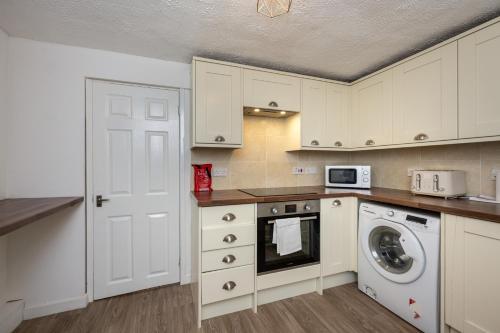 Sleeps 6 - 3 Doubles - 2 Baths - Free Parking in Pontardawe Sleeps 6 - 3 Doubles - 2 Baths - Free Parking in Pontardawe